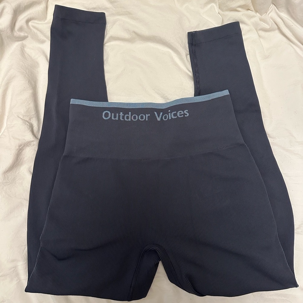 Outdoor Voices seamless ribbed leggings in navy blue. Size M.